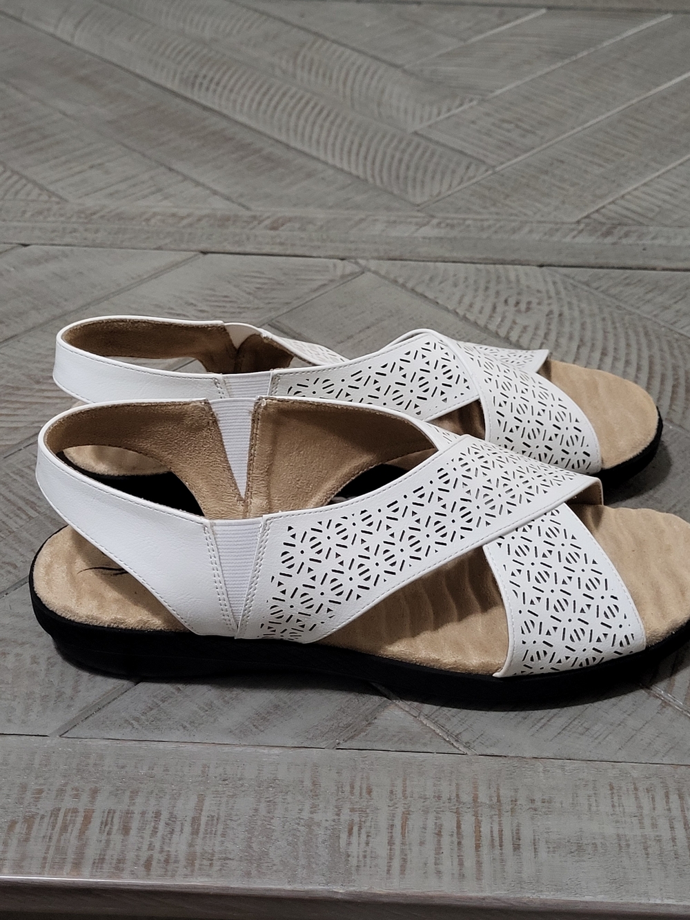 comfortview White Laser-Cut Crossover Slingback Sandals 10W - Picture 4 of 7